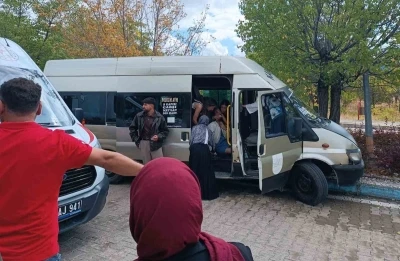 Kırıkkale’de dolmuş ağaca çarptı: 13 üniversite öğrenicisi yaralı
