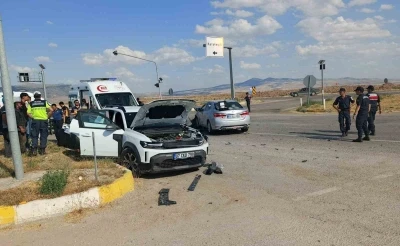 Kırıkkale&rsquo;de iki otomobil &ccedil;arpıştı: 6 yaralı
