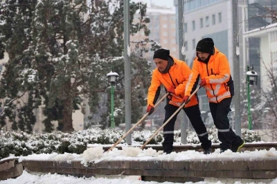 Kırıkkale&rsquo;de kar yağışı sonrası kaldırımlar temizleniyor
