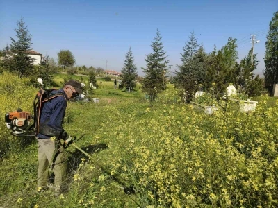 Kırıkkale&rsquo;de mezarlıklarda bakım &ccedil;alışması s&uuml;r&uuml;yor
