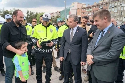 Kırıkkale&rsquo;de motosiklet kazası ge&ccedil;iren s&uuml;r&uuml;c&uuml;lere kask hediye edildi
