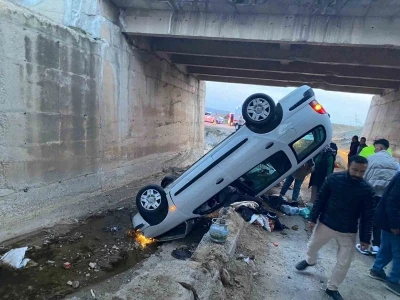 Kırıkkale&rsquo;de otomobil k&ouml;pr&uuml; boşluğuna devrildi: 4 yaralı
