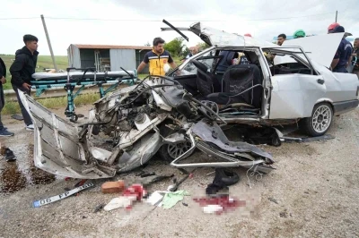 Kırıkkale&rsquo;de otomobiller &ccedil;arpıştı: 2 &ouml;l&uuml;, 7 yaralı

