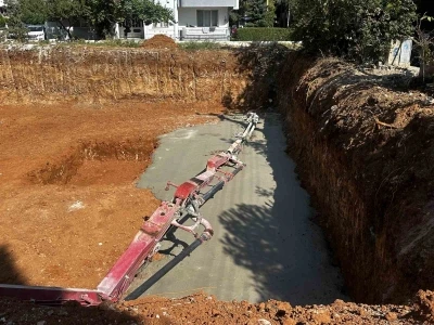 Kırılan beton pampası kolu 2 işçiyi yaraladı
