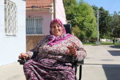 Kırılan tekerlekli sandalyesinin yenisini polis alıp hediye etti
