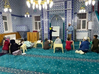 Kırka&rsquo;da Ramazan neşesi: Camiler &ccedil;ocuklarla &ccedil;i&ccedil;ek a&ccedil;tı

