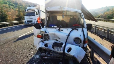 Kırkağa&ccedil;&rsquo;ta kamyonet ile tır &ccedil;arpıştı: 1 yaralı
