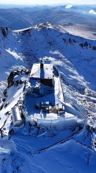 Kırklar Dağı’nda doğa şöleni: Bir yanında kar, bir yanında sonbahar
