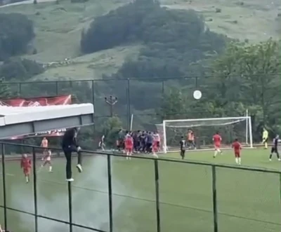 Kırklareli&rsquo;nde amat&ouml;r ma&ccedil;ta futbolcular birbirine girdi
