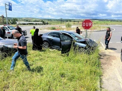 Kırklareli&rsquo;nde iki otomobil &ccedil;arpıştı: 6 yaralı
