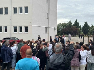 Kırklareli&rsquo;nde LGS heyecanı: &Ouml;ğrenciler i&ccedil;eride, aileler dışarıda ter d&ouml;kt&uuml;
