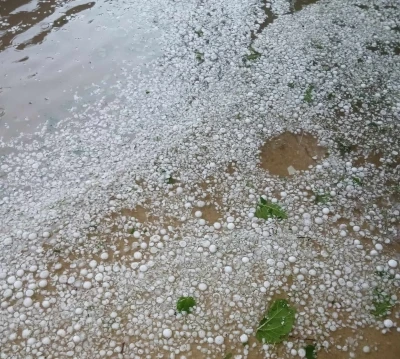 Kırklareli&rsquo;nde şiddetli dolu yağışı: K&ouml;y ve &ccedil;evresi beyaz &ouml;rt&uuml;yle kaplandı
