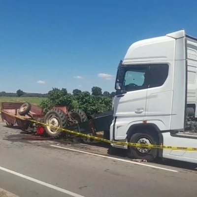 Kırklareli&rsquo;nde tırın &ccedil;arptığı trakt&ouml;r&uuml;n s&uuml;r&uuml;c&uuml;s&uuml; hayatını kaybetti
