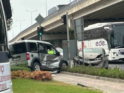 Kırmızı ışık ihlali kaza yaptırdı: 1 yaralı
