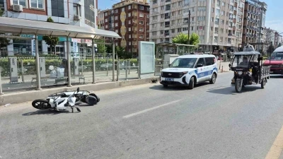 Kırmızı ışık ihlali yapan motosiklet yayaya &ccedil;arptı: 2 yaralı
