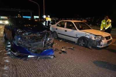Kırmızı ışık ihlali yapan s&uuml;r&uuml;c&uuml; otomobile &ccedil;arptı: 1 yaralı
