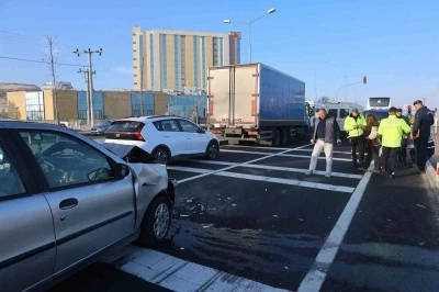 Kırmızı ışıkta bekleyen araca çarptı: 3 yaralı
