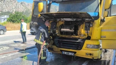 Kırmızı ışıkta bekleyen tır alevlere teslim oldu
