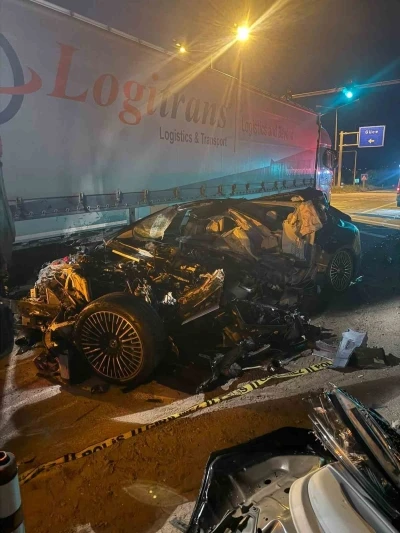 Kırmızı ışıkta duran &ccedil;ekiciye, arkadan hızla &ccedil;arpan otomobil s&uuml;r&uuml;c&uuml;s&uuml; hayatını kaybetti
