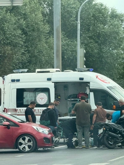 Kırmızı ışıkta geçtiği ileri sürülen motosiklet başka bir motosikletle çarpıştı: 1 yaralı
