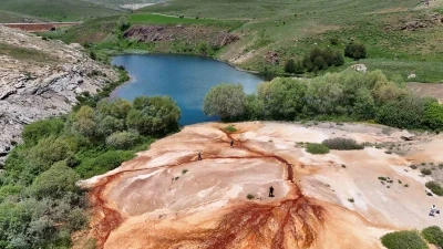 Kırmızı tonlarıyla kartpostallık manzara sunuyor
