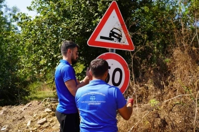 Kırsal ulaşımda levhalar yenileniyor
