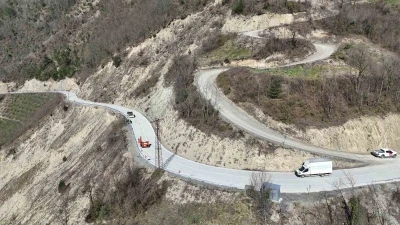 Kırsalda yol g&uuml;venliği artırılıyor: 3 bin metrelik otokorkuluk uygulaması

