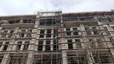 Kırşehir&rsquo;de 3 iş&ccedil;i maaşlarını alamadıkları iddiasıyla inşaata &ccedil;ıktı
