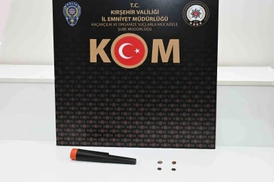 Kırşehir&rsquo;de durdurulan ara&ccedil;tan sikke ve uyuşturucu &ccedil;ıktı
