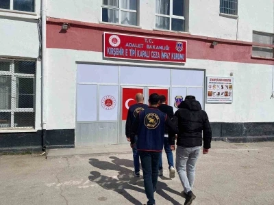 Kırşehir&rsquo;de hapis cezasıyla aranan 2 kişi yakalandı
