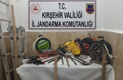 Kırşehir&rsquo;de ka&ccedil;ak kazı yapan 5 ş&uuml;pheli su&ccedil;&uuml;st&uuml; yakalandı
