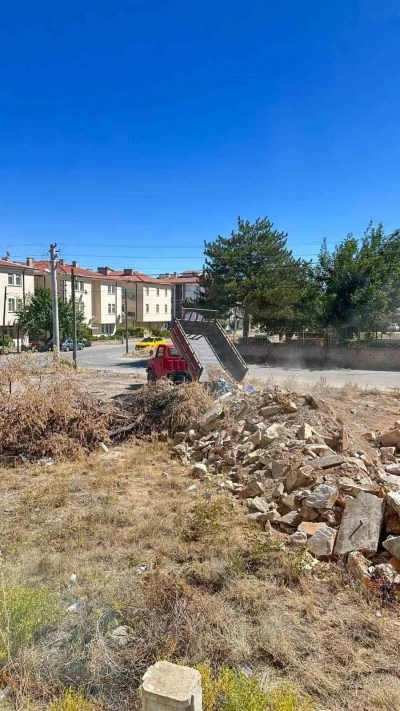 Kırşehir’de kaçak moloz döken sürücü suçüstü yakalandı
