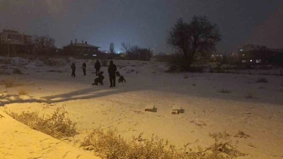 Kırşehir&rsquo;de kar yağışı başladı, &ccedil;ocuklar kendini dışarı attı
