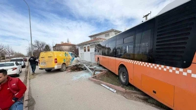 Kırşehir&rsquo;de kargo aracı belediye otob&uuml;s&uuml;ne &ccedil;arptı
