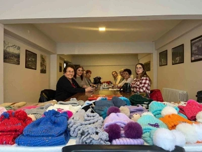 Kırşehir&rsquo;de &ouml;r&uuml;len atkı ve bereler l&ouml;semi tedavisi g&ouml;ren &ccedil;ocuklara gitti
