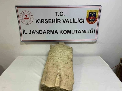 Kırşehir&rsquo;de Roma d&ouml;nemine ait mezar taşı ele ge&ccedil;irildi

