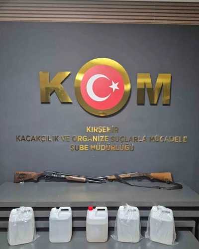 Kırşehir&rsquo;de, ruhsatsız t&uuml;fek ve ka&ccedil;ak i&ccedil;ki ele ge&ccedil;irildi
