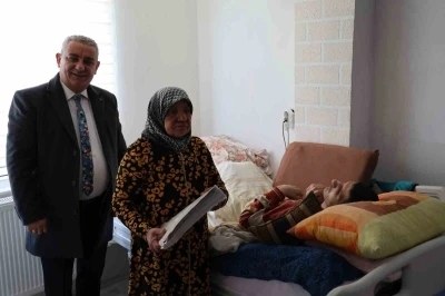 Kırşehir&rsquo;de yaşlı kadın ailesinin terk ettiği hasta torununa 29 yıldır bakıyor
