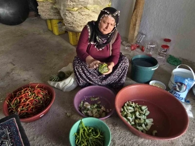Kış hazırlıkları başladı turşu ve biberler kilerlerde yerini aldı
