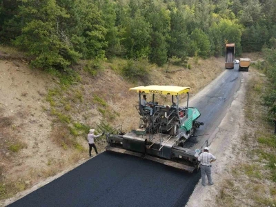 Kışın karla mücadele ediyorlar, yazın 40 derece sıcağın altında köy yollarını asfaltlamak için gece gündüz çalışıyorlar
