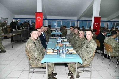 Kışlada askerlerle oru&ccedil; a&ccedil;tılar
