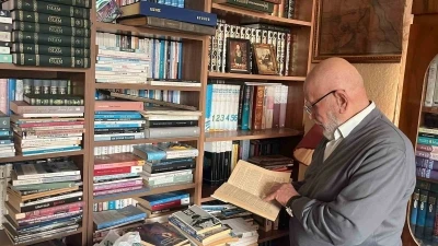 Kitap aşkı &ccedil;ocuklukta başladı, 11 bin kitaba ulaştı
