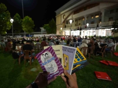 Kitapseverler sessiz okuma etkinliğinde bir araya geldi
