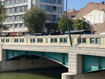 Kız arkadaşı gelince intihardan vazgeçti
