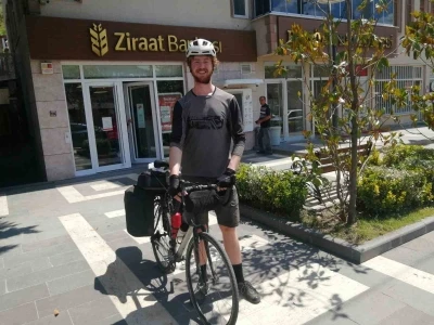 Kız arkadaşından ayrılınca d&uuml;nya turuna &ccedil;ıkan gen&ccedil; gezgin bir yılda 8 bin kilometre pedal &ccedil;evirdi
