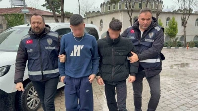 Kız meselesinden bı&ccedil;aklı kavgada 2 kişi hastanelik oldu
