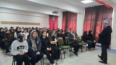Kız meslek lisesinde bilim s&ouml;yleşisi
