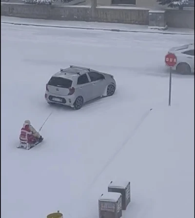 Kızağı araca bağlayıp &ccedil;ektiler, tehlikeli eğlence kameraya yansıdı
