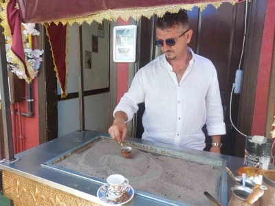 Kızgın kumda kahveyi faklı aromalarla sunuyor
