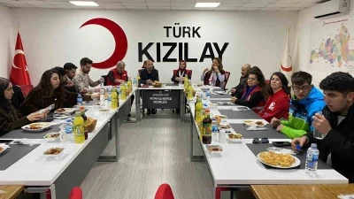 Kızılay&rsquo;dan &uuml;niversite &ouml;ğrencilerine "Anne Eli" iftar sofrası
